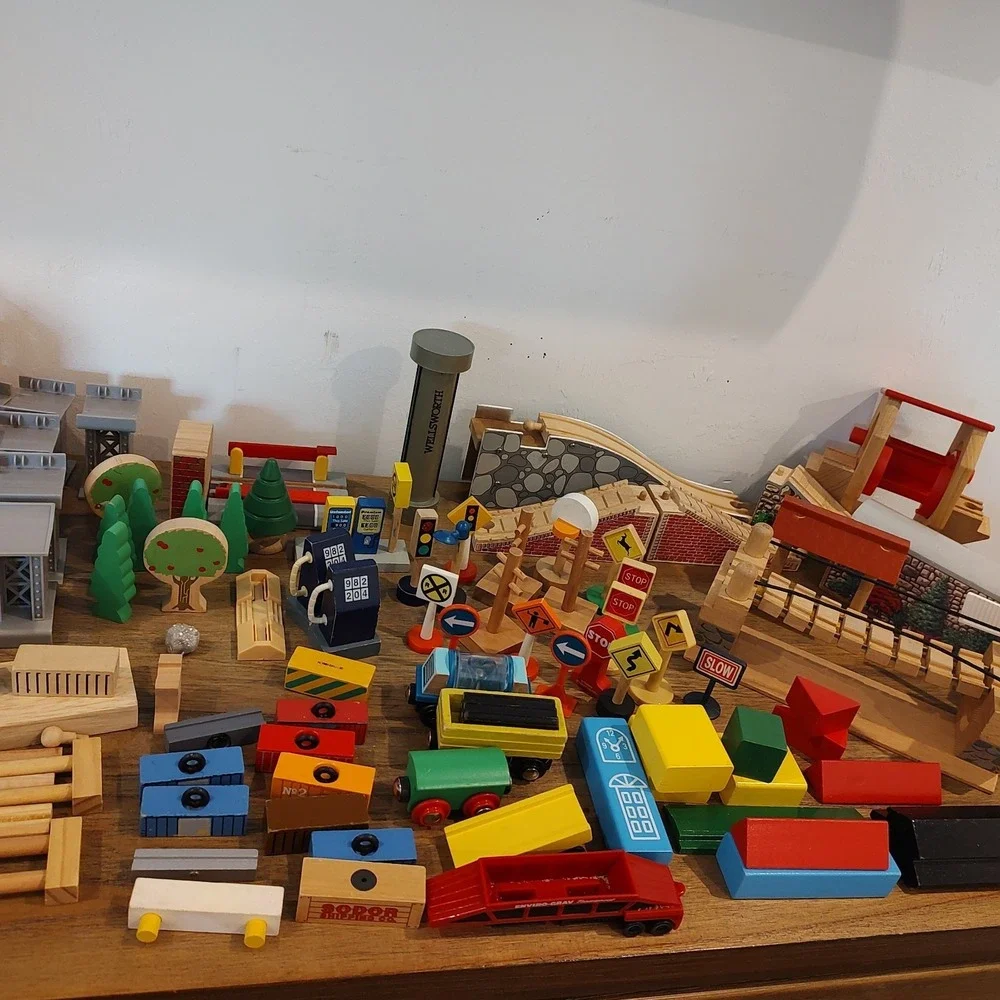Thomas & Friends Wooden Train Lot  Roundhouse Bridge Tracks Accessories
